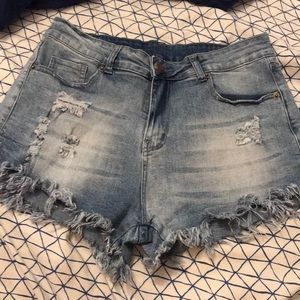 Jean shorts with frayed hem